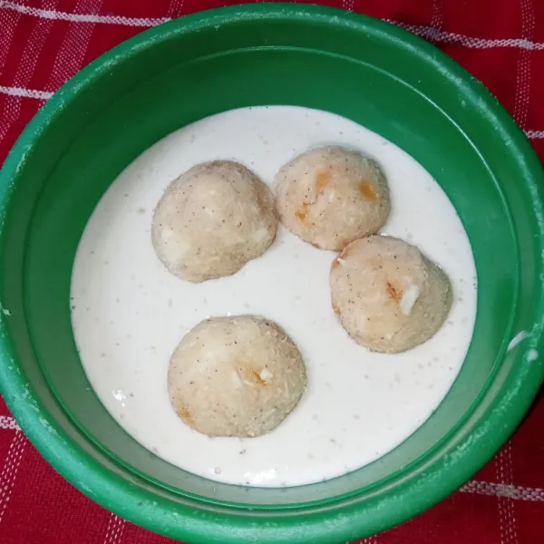 Celupkan singkong yang sudah dibulatkan ke dalam adonan.