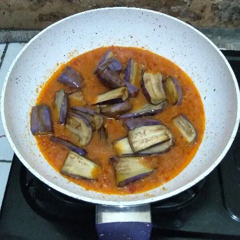 Tambahkan air lalu masukkan terong. Masukkan garam dan gula merah. Masak hingga kuah susut.