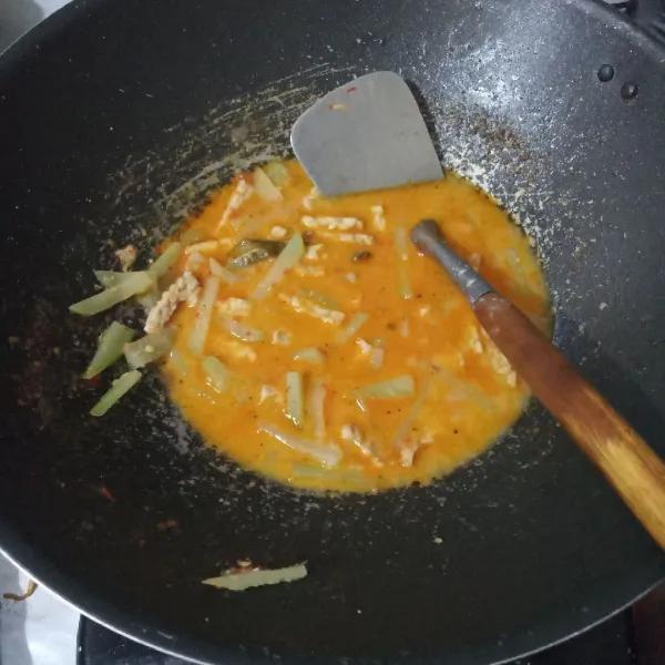 Masak hingga manisa empuk dan bumbu meresap. 
Tes rasa.