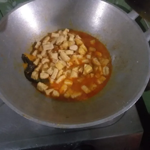 Masukan air, tahu, kentang, masak hingga air menyusut.