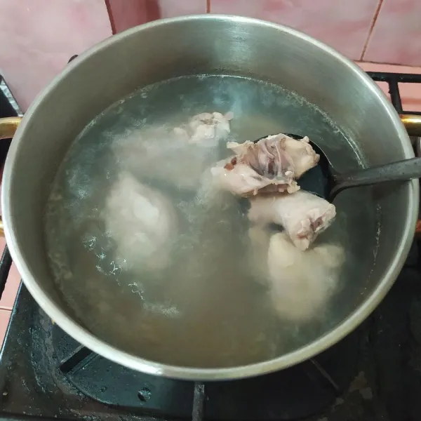 Rebus secukupnya air sampai mendidih, lalu masukkan tulangan ayam yang sudah dicuci. 
Setelah 5 menit, buang air rebusannya, lalu ganti dengan yang baru. 
Rebus lagi dengan api kecil sampai mengeluarkan kaldu.