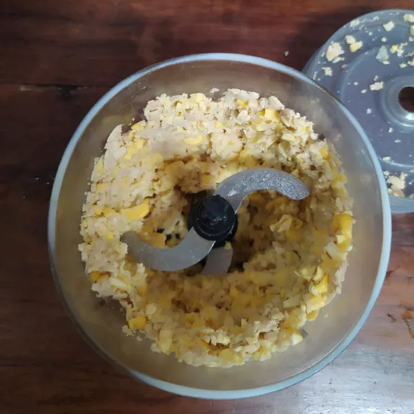 Masukkan air, tempe dan jagung manis serut ke dalam blender lalu proses, tapi teksturnya masih agak kasar.