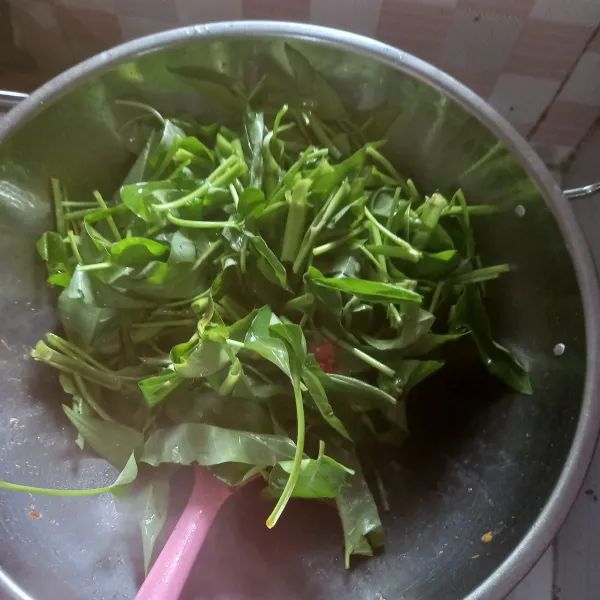 Masukkan kangkung.