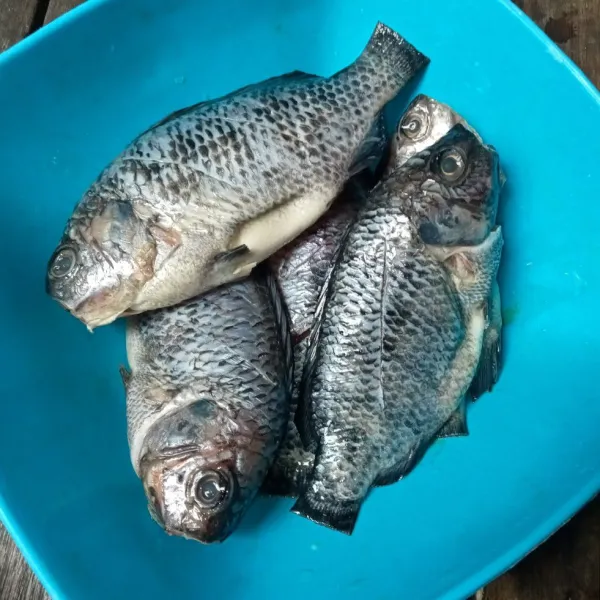 Baluri ikan dengan jeruk nipis dan diamkan beberapa saat, lalu cuci bersih.