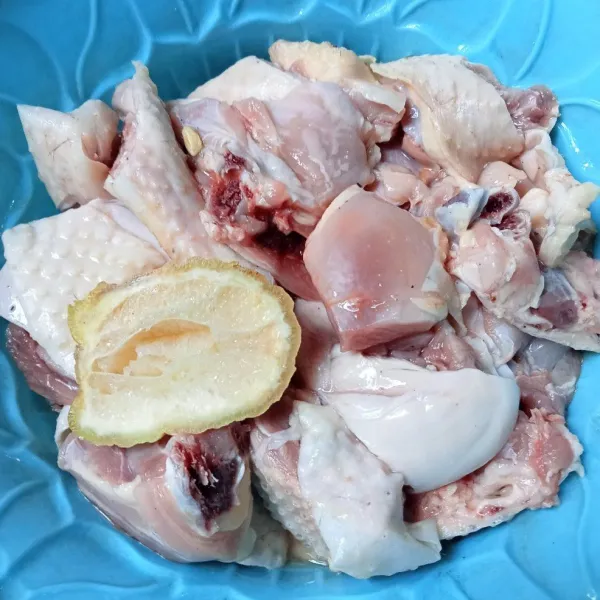 Baluri daging ayam dengan lemon dan diamkan sebentar, lalu cuci bersih.