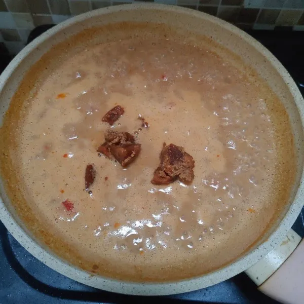 Panaskan wajan, tumis bumbu halus hingga matang. Lalu masukan kacang tanah yang sudah diblender ke dalam tumisan bumbu lalu tuang air dan masak hingga mendidih. Kemudian bumbui dengan gula merah, gula pasir dan garam.