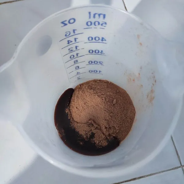 Masukkan susu bubuk coklat dan SKM coklat ke dalam gelas.