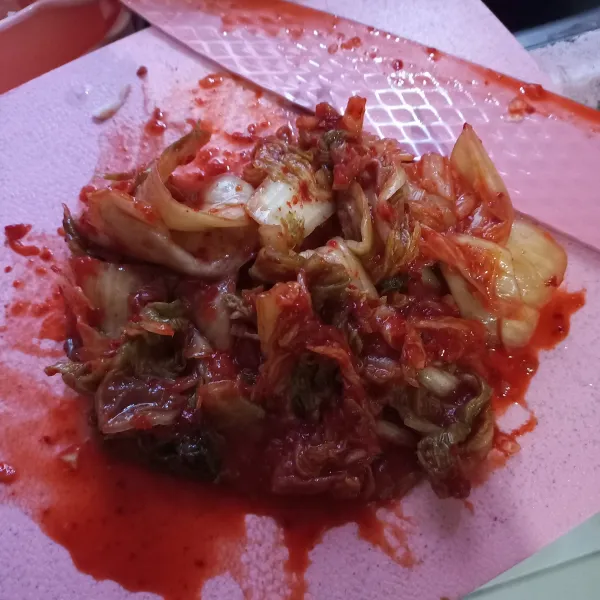 Cincang kimchi dan potong-potong sosis, sishkan.
