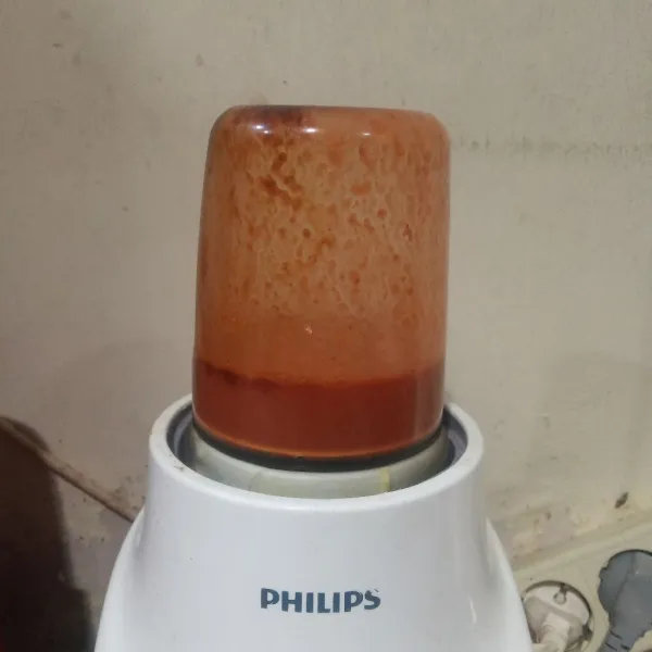 Blender semua bahan sambal kecuali larutan tepung maizena.