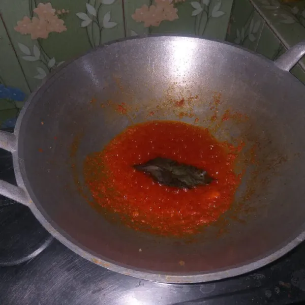 Haluskan bumbu, kemudian tumis bumbu hingga harum dan matang, masukkan bumbu daun.