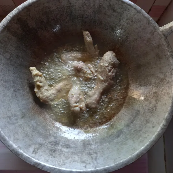 Goreng ayam di minyak panas sampai agak kecoklatan, angkat, tiriskan lalu sajikan.