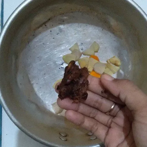 Masukkan jahe, kunyit, dan asam jawa pada panci.