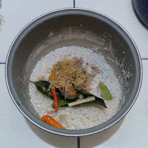 Masukkan semua bahan dalam panci rice cooker.