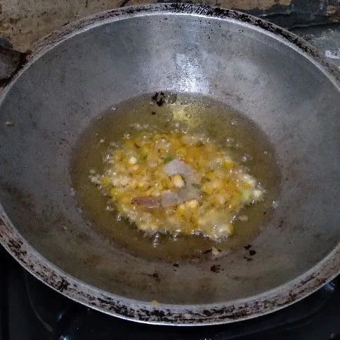 Panaskan minyak dan goreng bakwan hingga matang garing, kemudian siap disajikan.