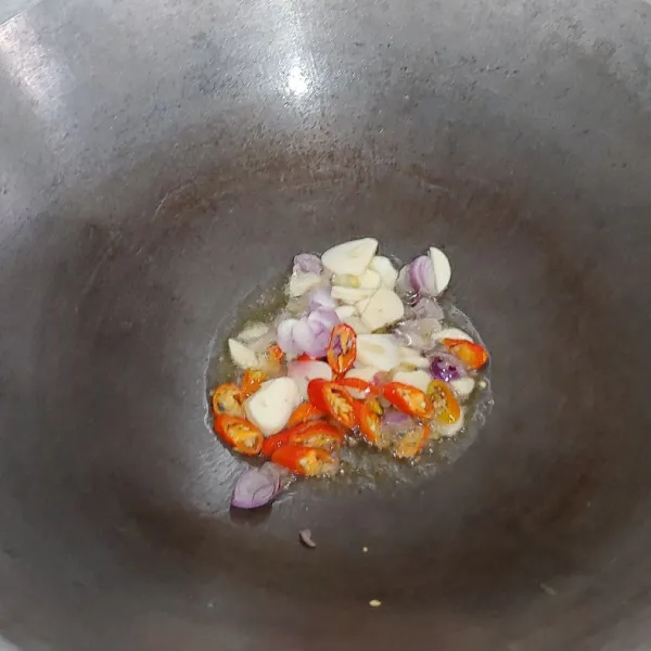 Tumis bawang putih, bawang merah dan cabe rawit sampai harum