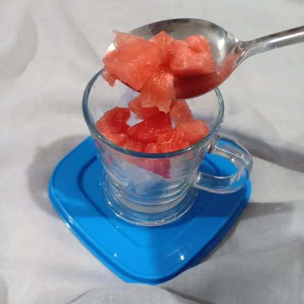 Tambahkan buah semangka.