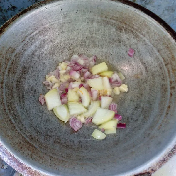 Tumis bawang bombai, bawang merah dan bawang putih sampai harum dan layu.