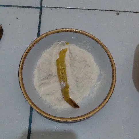 Kemudian gulingkan di tepung lagi.