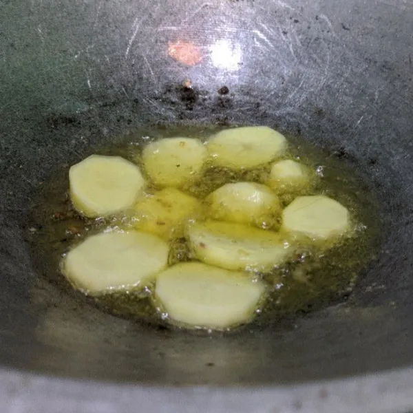 Panaskan minyak, goreng kentang hingga matang.