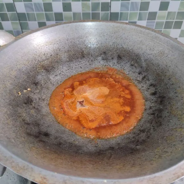 Masak semua bahan caramel, aduk rata, jika sudah mendidih, kecilkan api.