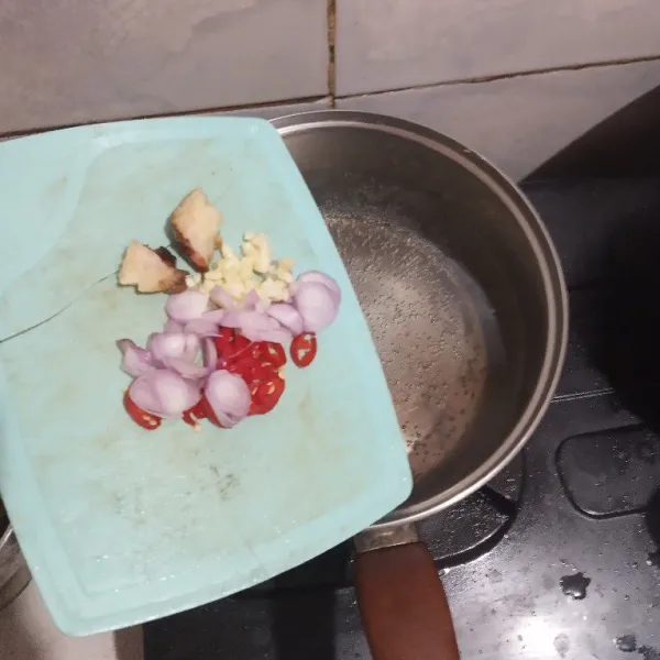 Didihkan air, kemudian masukkan bumbu iris. 
Masak hingga bumbu matang.