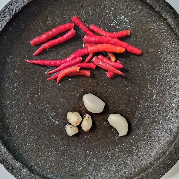 Ulek cabe merah, cabe rawit merah, bawang putih dan kencur, beri garam.