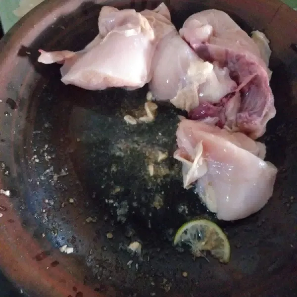 Marinasi ayam selama 10 menit.