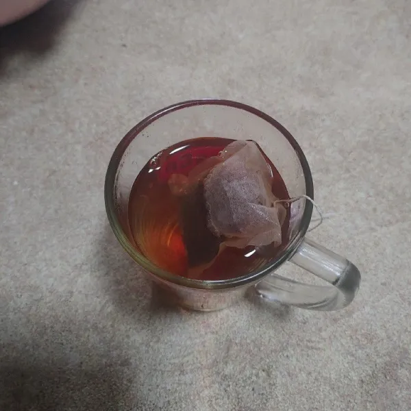 Seduh teh dengan air panas hingga pekat, lalu biarkan dingin suhu ruang.