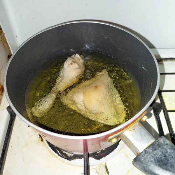 Panaskan minyak dengan api sedang. 
Goreng ayam dalam minyak panas selama beberapa menit agar meresap. 
Segera angkat, tiriskan dan sajikan.