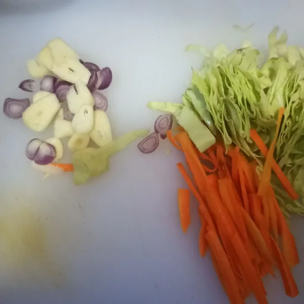 Iris kol, wortel, bawang merah juga bawang putih.