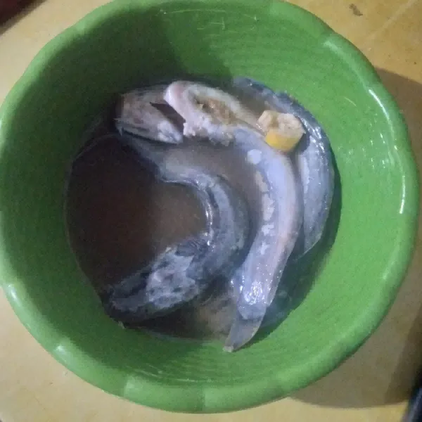 Cuci bersih lele kemudian lumuri dengan air perasan jeruk nipis.