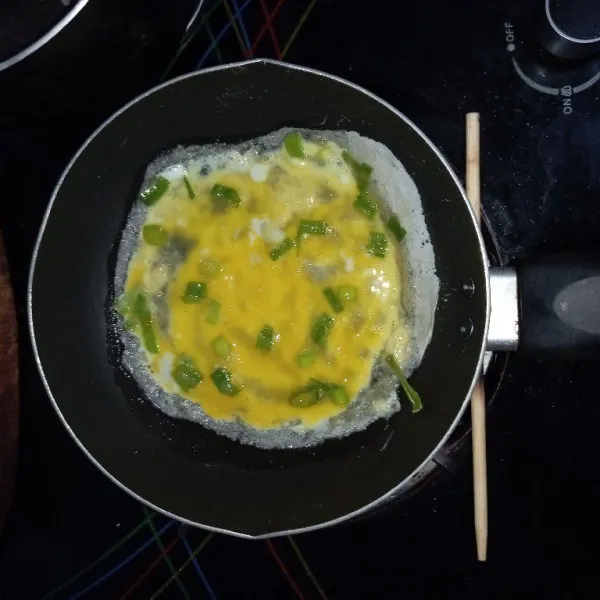 Panaskan teflon, beri 1 sdm minyak goreng, masukkan kulit lumpia lalu tuangkan kocokan telur secukupnya.