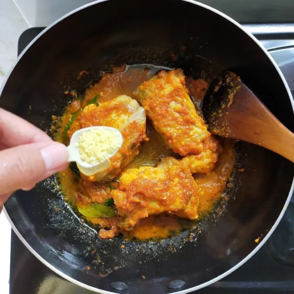 Beri garam, Kaldu jamur dan merica bubuk, masak hingga kandungan air berkurang dan bumbu meresap.