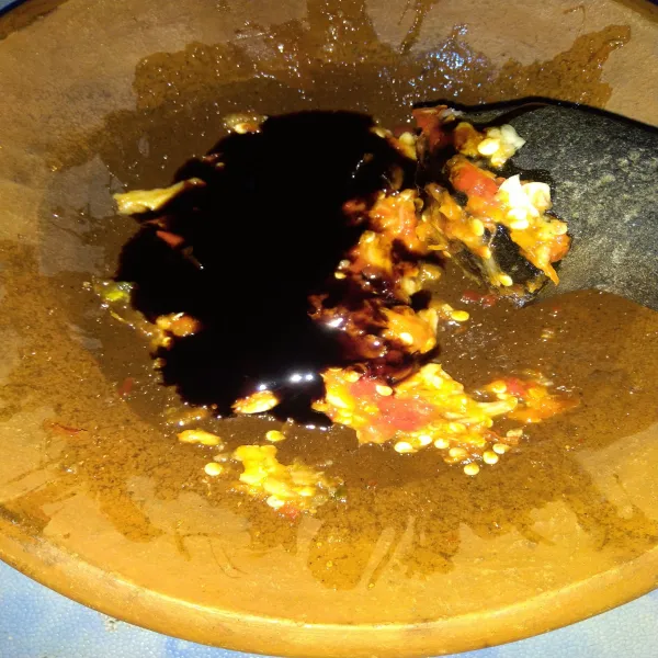 Tambahkan kecap manis, aduk rata.