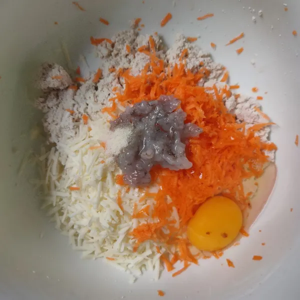 Masukkan keju, wortel, udang, telur, kaldu bubuk dan lada bubuk. Aduk hingga tercampur rata.