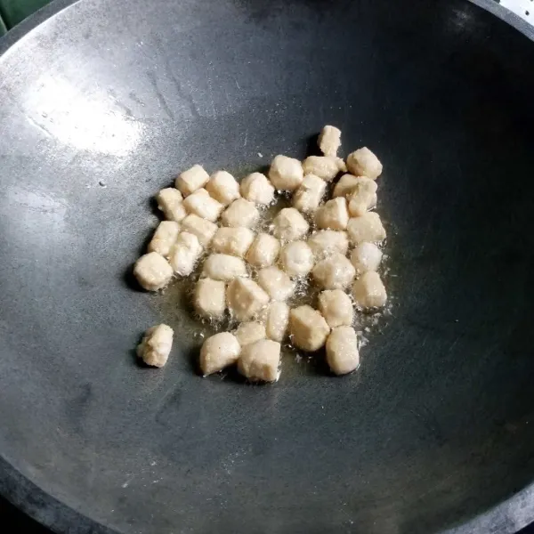 Goreng tahu hingga golden brown.