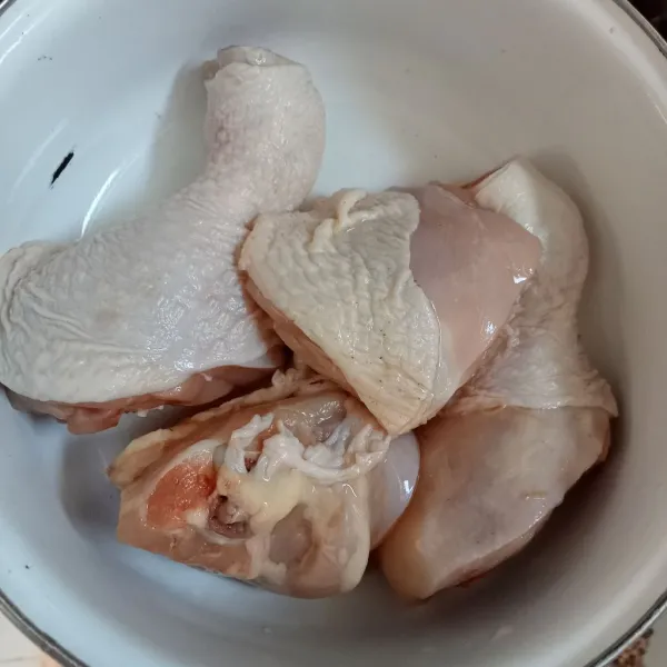 Cuci bersih ayam dengan lumuran jeruk nipis.