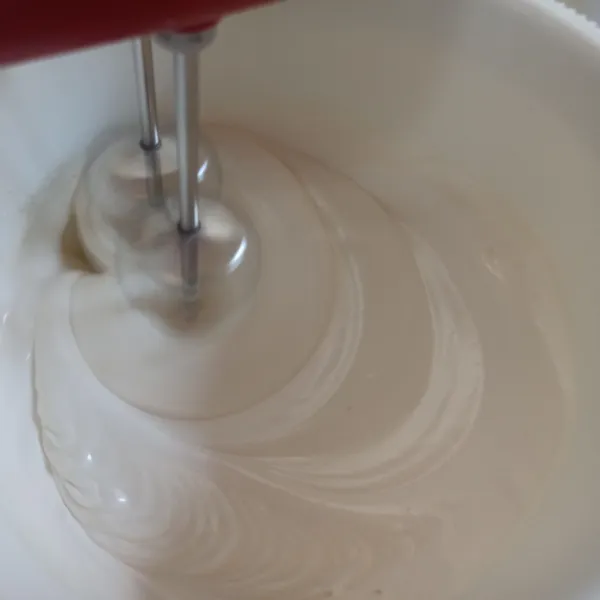 Mixer dengan kecepatan tinggi telur, sp dan gula pasir sampai putih dan mengembang.