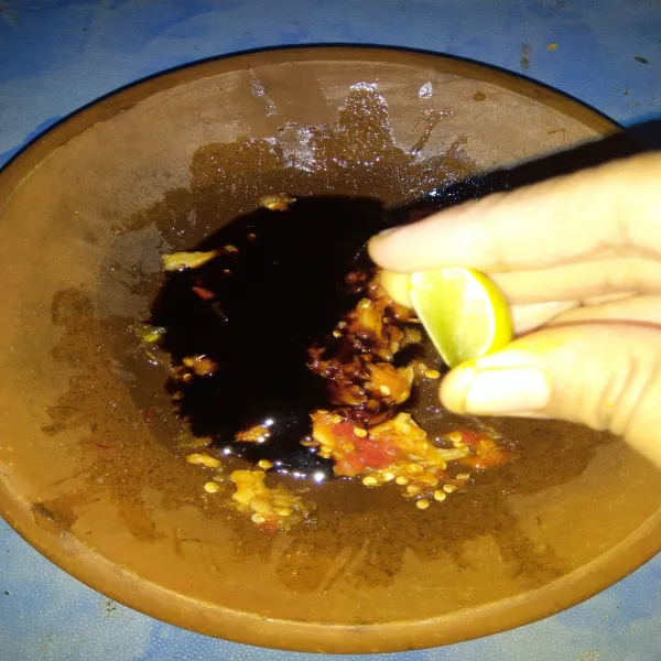 Beri perasan jeruk nipis. Aduk rata dan cek rasa sampai pas.