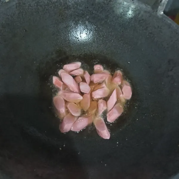 Goreng sosis hingga matang, tiriskan.