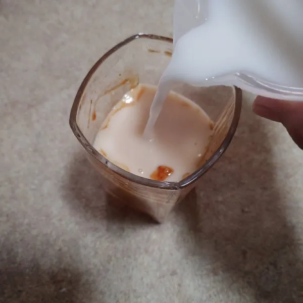 Tuang susu hingga 1/4 gelas.