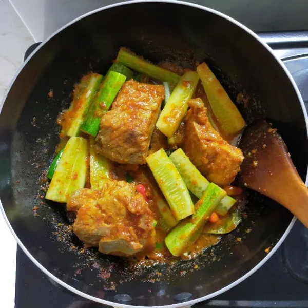 Masak sebentar lalu tes rasa kemudian matikan api.