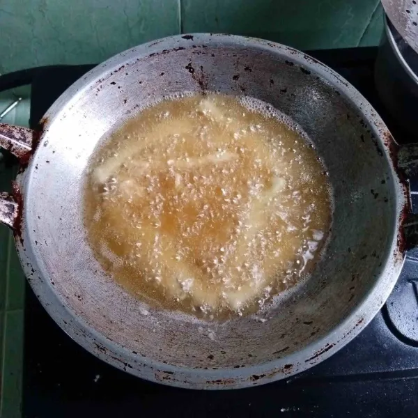 Goreng dengan minyak yang banyak dengan api sedang hingga golden brown. Kemudian sajikan dengan taburan bumbu rasa keju.