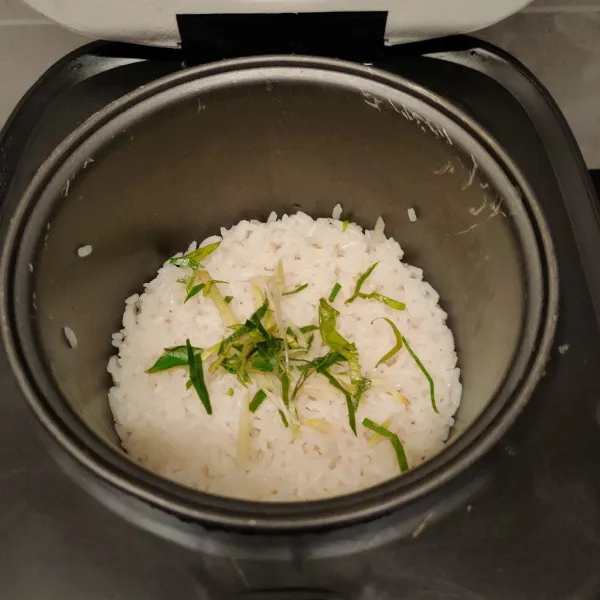 Masak beras hingga matang, masukan daun jeruk yang sudah di iris tipis. Tutup sebentar rice cooker supaya aroma daun jeruk meresap ke nasi.