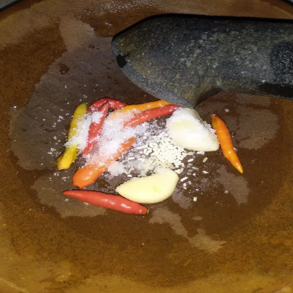 Haluskan cabai, bawang putih dan garam.