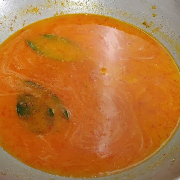 Tumis bumbu halus sampai harum, lalu masukkan daun jeruk aduk aduk sebentar lalu beri air secukupnya, masak hingga mendidih