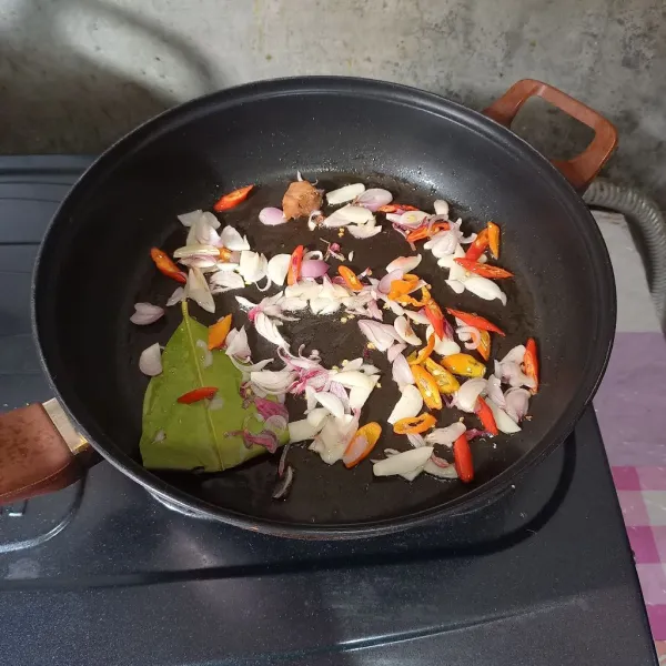 Tumis bumbu iris, lengkuas dan daun salam.