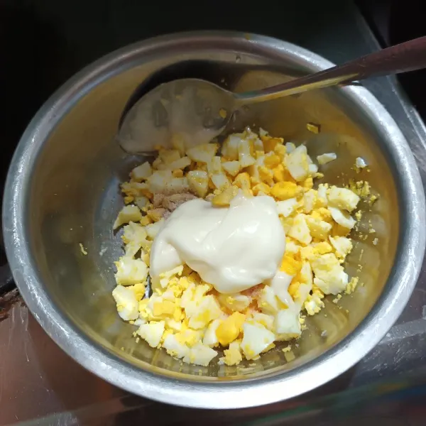 Lalu cincang kasar telur. 
Tambahkan mayonnaise, lada bubuk, madu, susu cair dan garam secukupnya. 
Aduk rata.