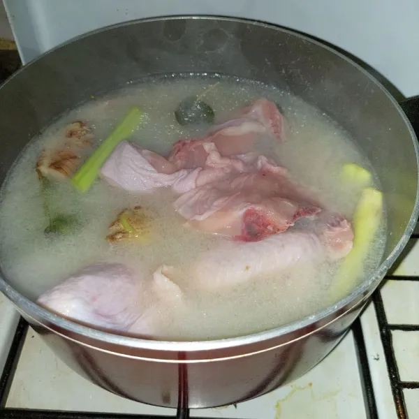 Masukkan ayam ke dalam panci, kecilkan api dan masak selama 30-40 menit.