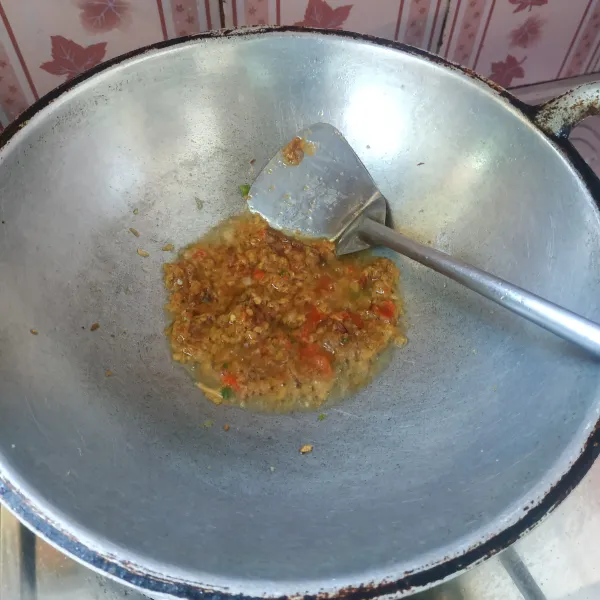 Tumis bumbu halus dan lengkuas sampai harum dan matang.
